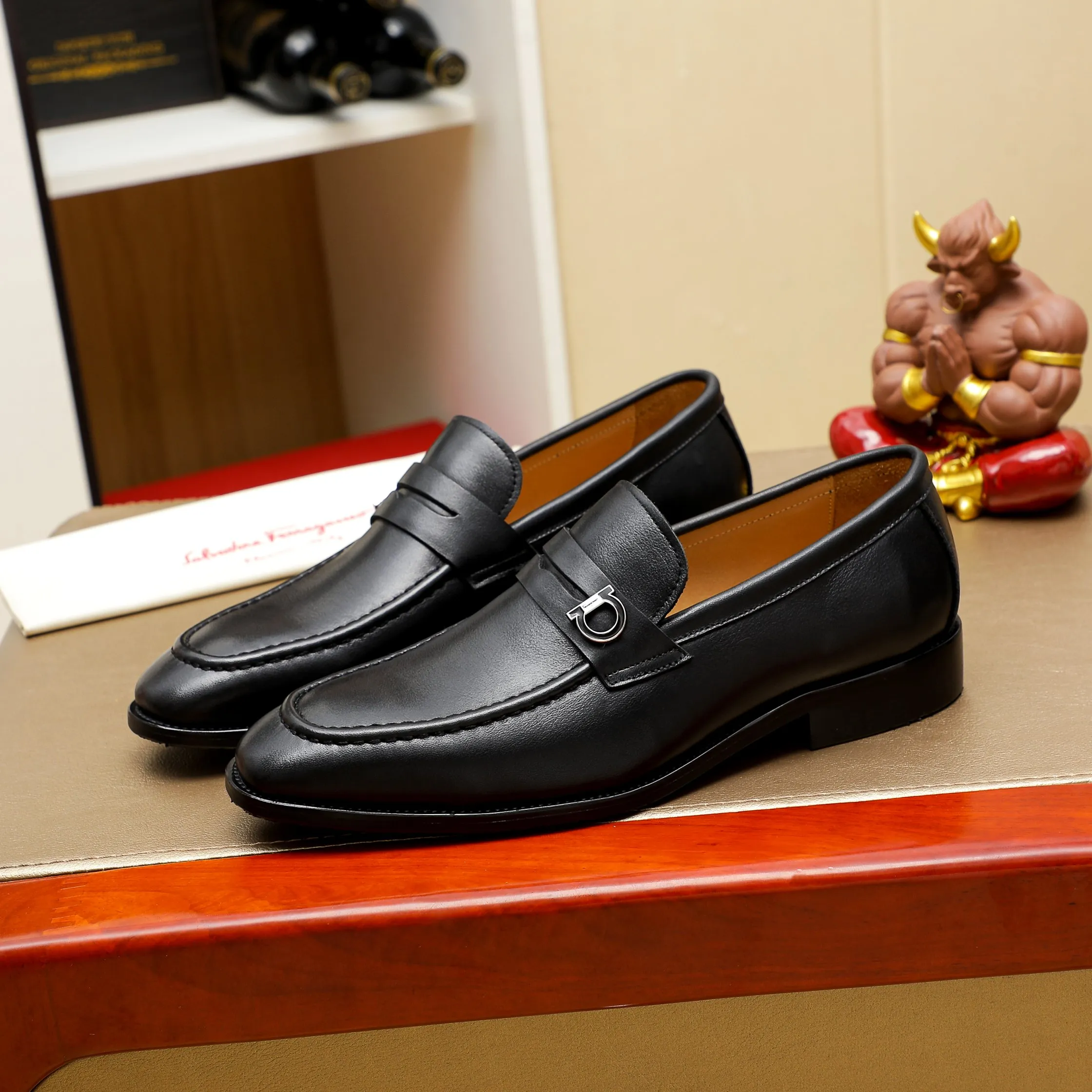 Men's shoes 💰460 🕷🕷🐂【Ferragamo】Ferragamo Popular fashionable leather shoes🇨🇳Official website counter 1:1 production, original mold opening💯Good quality visible, imported high-end first-layer waxed calfskin, water-dyed🐂leather lining🌿very clear texture, high-quality waterproof, non-slip and wear-resistant outsole🎋high quality and low price, truly handmade🍓3 colors available! Code number 38-44……(45.46.Customized)